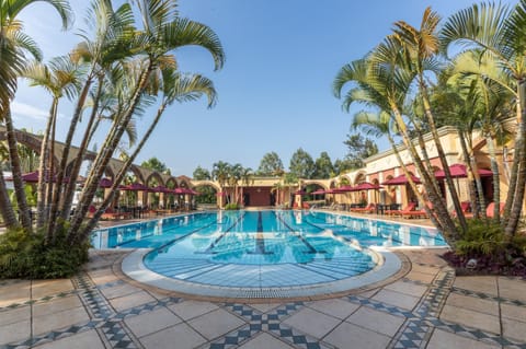 2 outdoor pools