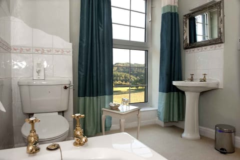 Deluxe Double or Twin Room, Private Bathroom, Lake View | Bathroom | Free toiletries, hair dryer, towels