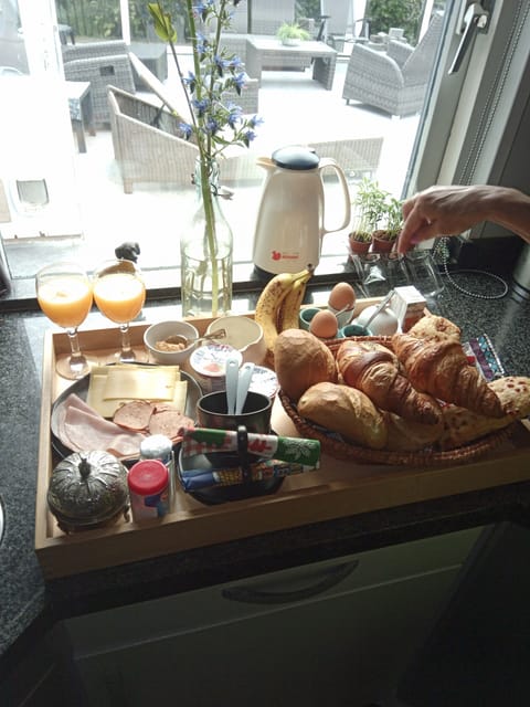 Daily full breakfast (EUR 12.50 per person)