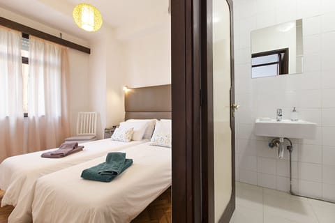 Comfort Apartment, 5 Bedrooms, Balcony, City View | 5 bedrooms, Egyptian cotton sheets, premium bedding