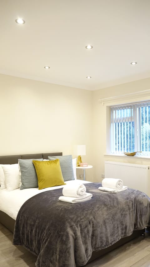 Deluxe Triple Room (Room 6) | Laptop workspace, soundproofing, free WiFi, bed sheets