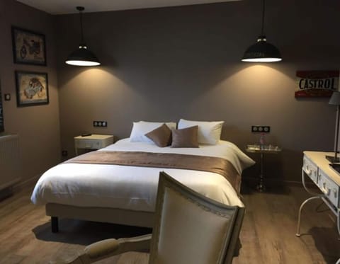 Double Room, Bathtub | Minibar, individually decorated, individually furnished, soundproofing