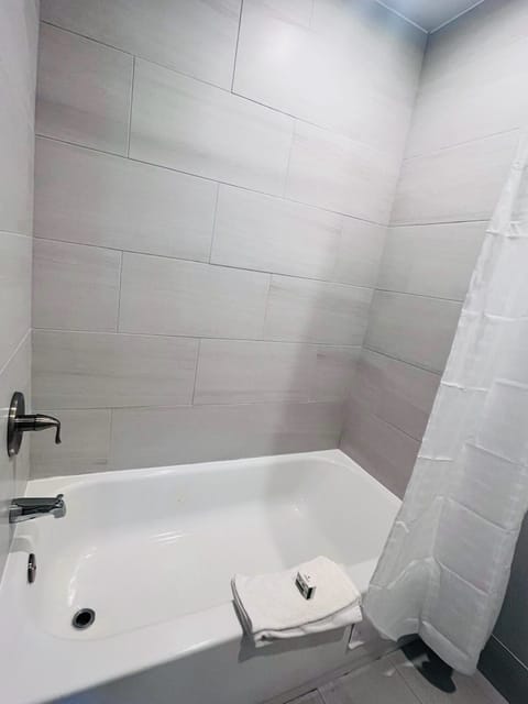 Combined shower/tub, free toiletries, hair dryer, towels