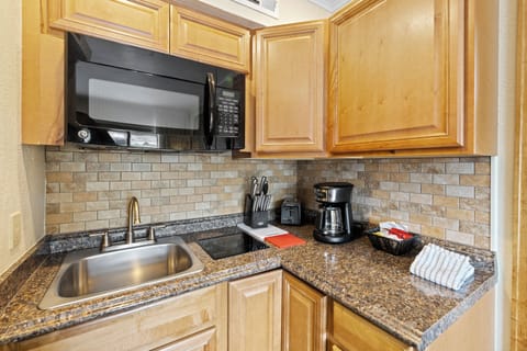 Suite, 3 Bedrooms | Private kitchen | Fridge, microwave, stovetop, dishwasher