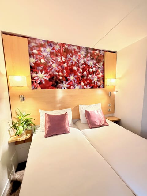 Twin Room | Desk, free cribs/infant beds, free WiFi, bed sheets