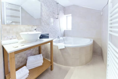 Comfort Triple Room | Bathroom | Rainfall showerhead, free toiletries, hair dryer, towels