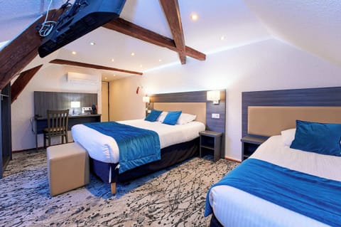 Comfort Triple Room | Individually furnished, desk, soundproofing, iron/ironing board