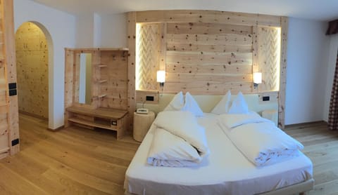 Down comforters, in-room safe, desk, blackout drapes