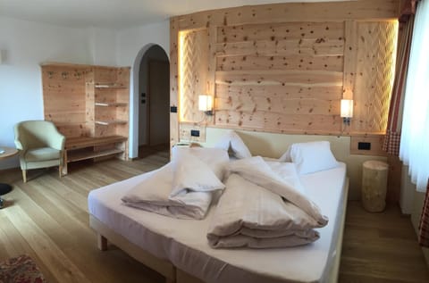 Down comforters, in-room safe, desk, blackout drapes