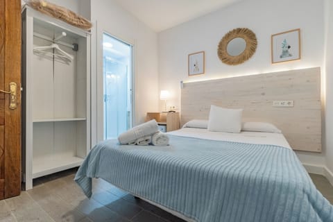 Economy Single Room, 1 Twin Bed | Premium bedding, down comforters, individually decorated