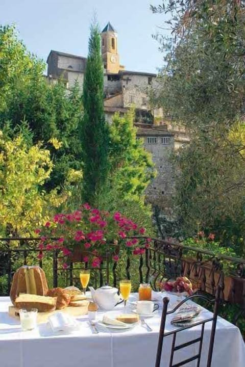 2 restaurants; lunch and dinner served