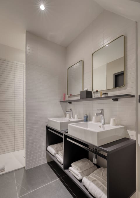 Suite | Desk, soundproofing, free WiFi