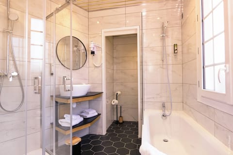 Superior Double or Twin Room | Bathroom | Hair dryer, towels