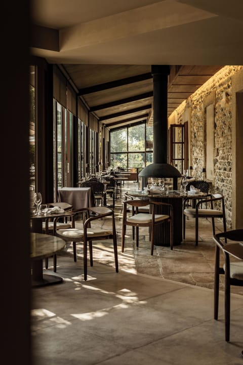2 restaurants; breakfast, lunch, and dinner served