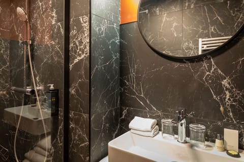 Superior Double Room | Bathroom | Free toiletries, hair dryer, towels