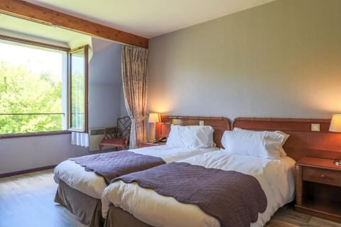 Minibar, desk, free WiFi, bed sheets