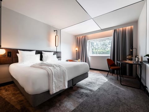Executive Room, 1 King Bed | Minibar, in-room safe, desk, blackout drapes