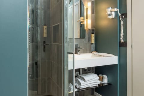 Superior Room, 1 Double Bed | Bathroom | Shower, hair dryer, slippers, bidet