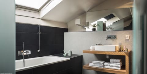 Rainfall showerhead, free toiletries, hair dryer, towels