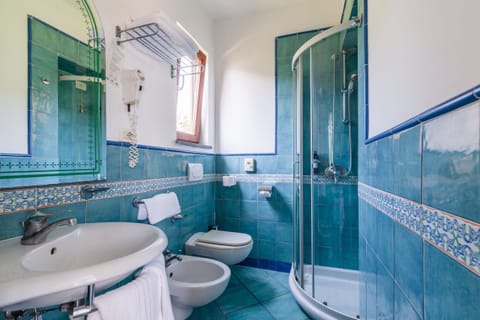 Camera Deluxe Vista Castello | Bathroom | Shower, hair dryer, towels