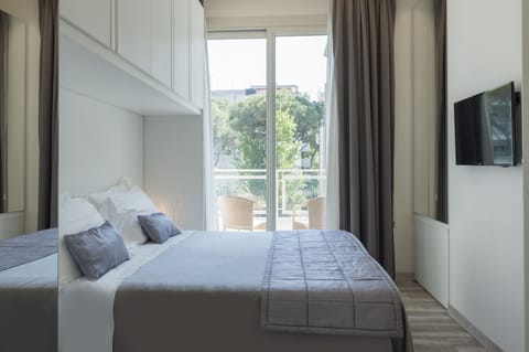 Hypo-allergenic bedding, minibar, in-room safe, desk