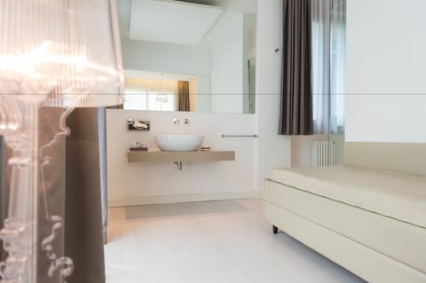 Suite | Hypo-allergenic bedding, minibar, in-room safe, desk