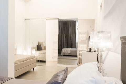 Junior Suite | Hypo-allergenic bedding, minibar, in-room safe, desk