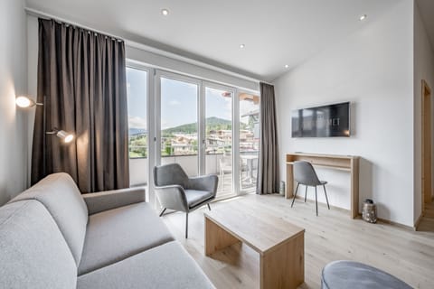 Suite | Living area | 32-inch TV with cable channels, MP3 dock