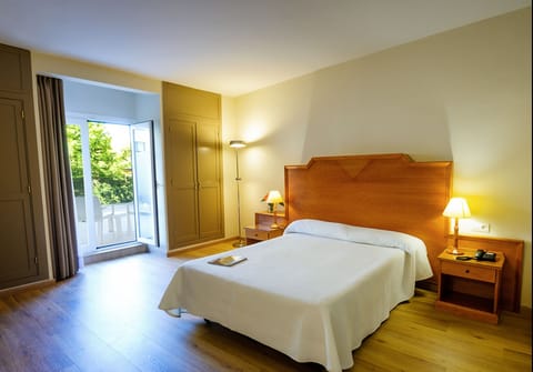 Minibar, in-room safe, desk, cribs/infant beds