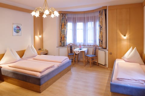 Triple Room | Iron/ironing board, free WiFi, bed sheets