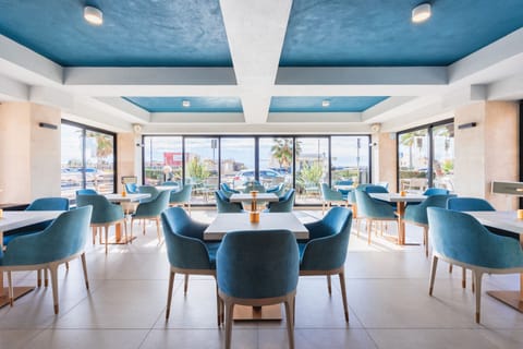 Cocktail bar, beach views, open daily