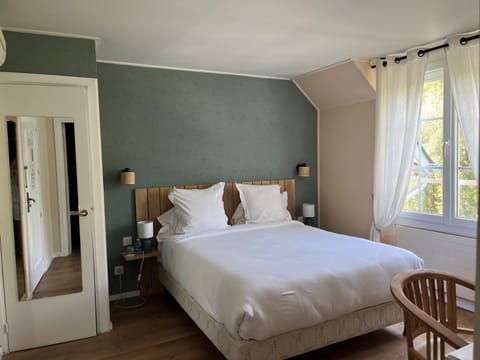 Comfort Room | Blackout drapes, free cribs/infant beds, rollaway beds, free WiFi