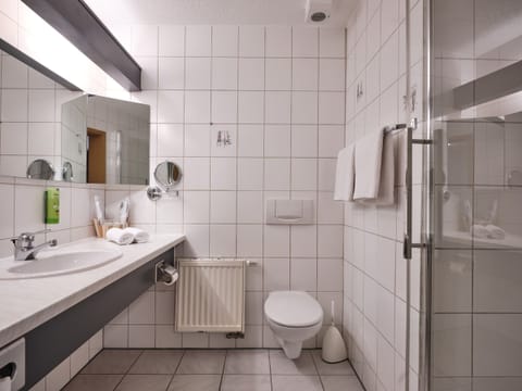 Classic Double Room, 1 Queen Bed | Bathroom | Combined shower/tub, free toiletries, hair dryer, towels