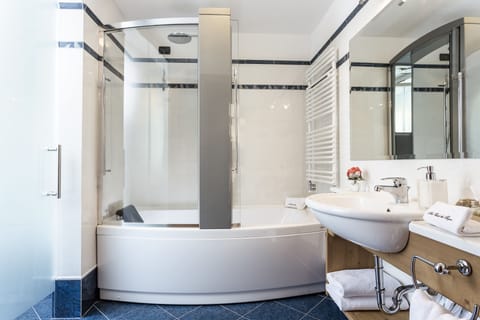 Comfort Suite | Bathroom | Jetted tub, hydromassage showerhead, eco-friendly toiletries, hair dryer