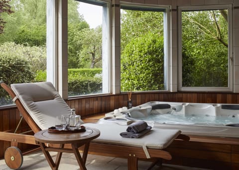 Indoor spa tub