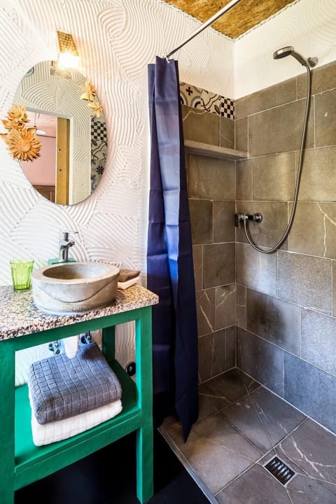 Double Room | Bathroom | Shower, free toiletries, hair dryer, bidet