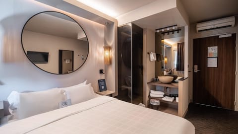 Standard Room, 1 Double Bed | Accessible bathroom