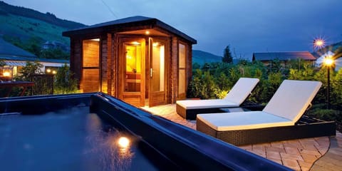 Suite | Bathroom | Shower, free toiletries, hair dryer