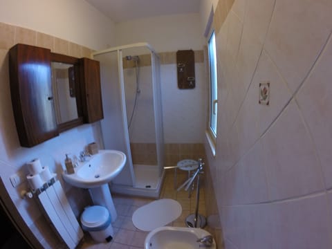 Quadruple Room | Bathroom | Free toiletries, hair dryer, bidet, towels