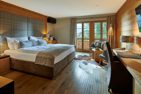 Deluxe Room, 1 King Bed | Premium bedding, pillowtop beds, minibar, in-room safe