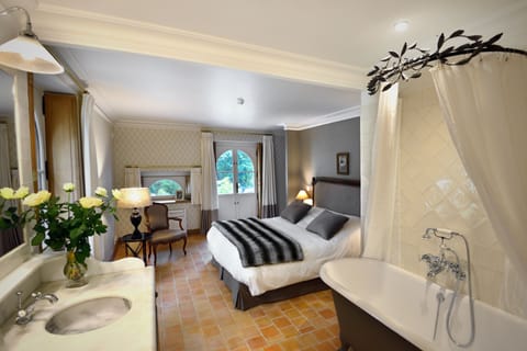 Comfort Room (in d'Artagan House) | Bathroom | Free toiletries, hair dryer, bathrobes, slippers