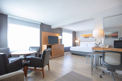 Premium Room, 1 King Bed, Roll-in Shower (Mobility, Roll-In Shower) | 1 bedroom, premium bedding, pillowtop beds, in-room safe