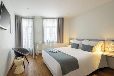 Double Room, Canal View | Minibar, in-room safe, desk, blackout drapes