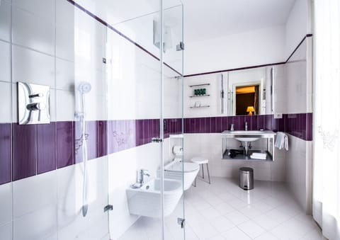 Junior Suite, Balcony | Bathroom | Free toiletries, hair dryer, slippers, bidet
