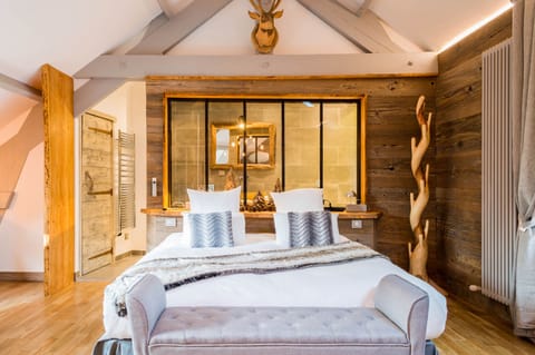 Exclusive Suite, Hot Tub | Individually decorated, desk, soundproofing, iron/ironing board