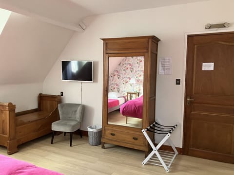 Double Room (Pinède) | Individually decorated, desk, soundproofing, free cribs/infant beds