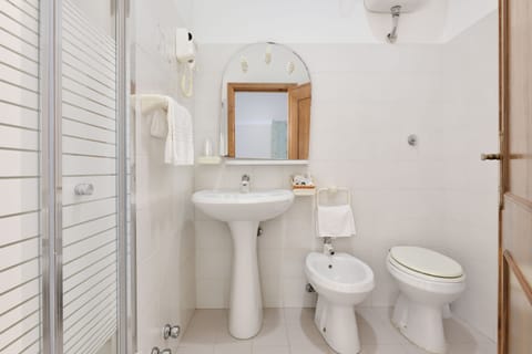 Basic Quadruple Room | Bathroom | Shower, hair dryer, towels