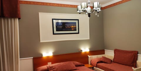 Triple Room | Desk, cribs/infant beds, free WiFi, bed sheets