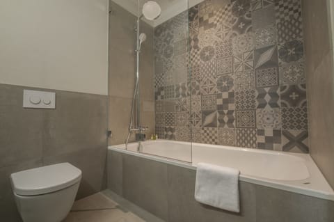 Twin Room, Corner | Bathroom | Free toiletries, hair dryer, slippers, towels