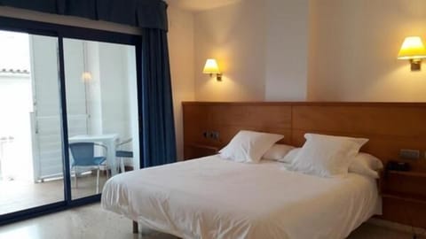 Desk, cribs/infant beds, rollaway beds, free WiFi